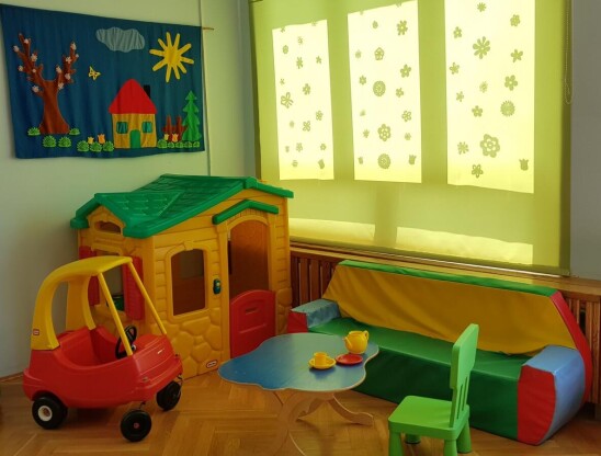 kolorowa sala przedszkolna z domkiem i autkiem dla dzieci