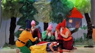 przedstawienie dla dzieci - krasnoludki płaczą nad otrutą jabłkiem Królewną Śnieżką (dorośli przebrani za postaci z bajki)