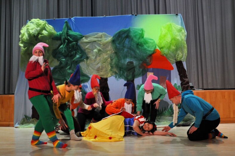 przedstawienie dla dzieci - krasnoludki spotykają w lesie śpiącą Królewnę Śnieżkę (dorośli przebrani za postaci z bajki)