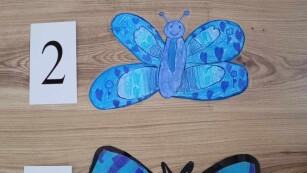 prace plastyczne dzieci - 3 niebieskie motylki, które zajęły w konkursie 3 pierwsze miejsca