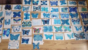konkursowe prace plastyczne dzieci - kilkadziesiąt niebieskich motylków