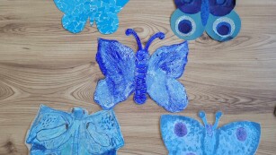 prace plastyczne dzieci - 5 niebieskich motylków