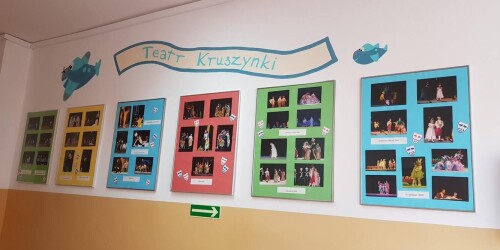 korytarz przedszkolny ze zdjęciami teatru Kruszynki