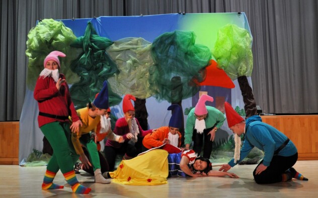 przedstawienie dla dzieci - krasnoludki spotykają w lesie śpiącą Królewnę Śnieżkę (dorośli przebrani za postaci z bajki)
