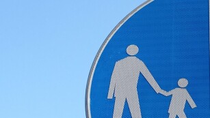 znak drogowy droga dla pieszych na tle nieba