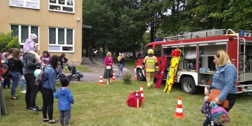 strażacy pokazują uczestnikom pikniku wóz strażacki