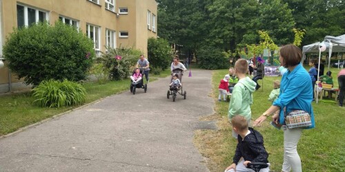 wyścigi - rodzice biegną z dziećmi w wózkach biegowych